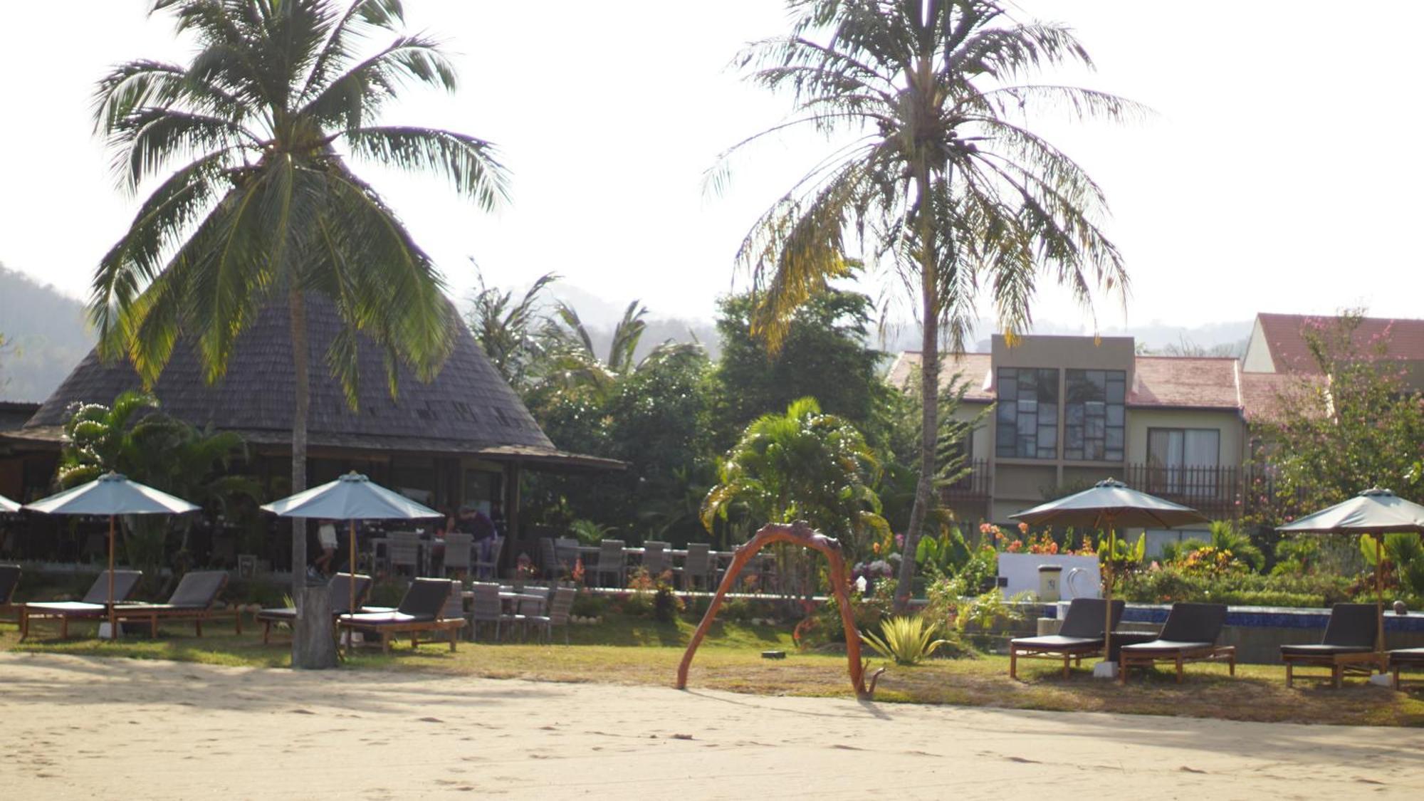 Luwansa Beach Hotel Labuan Bajo Exterior foto