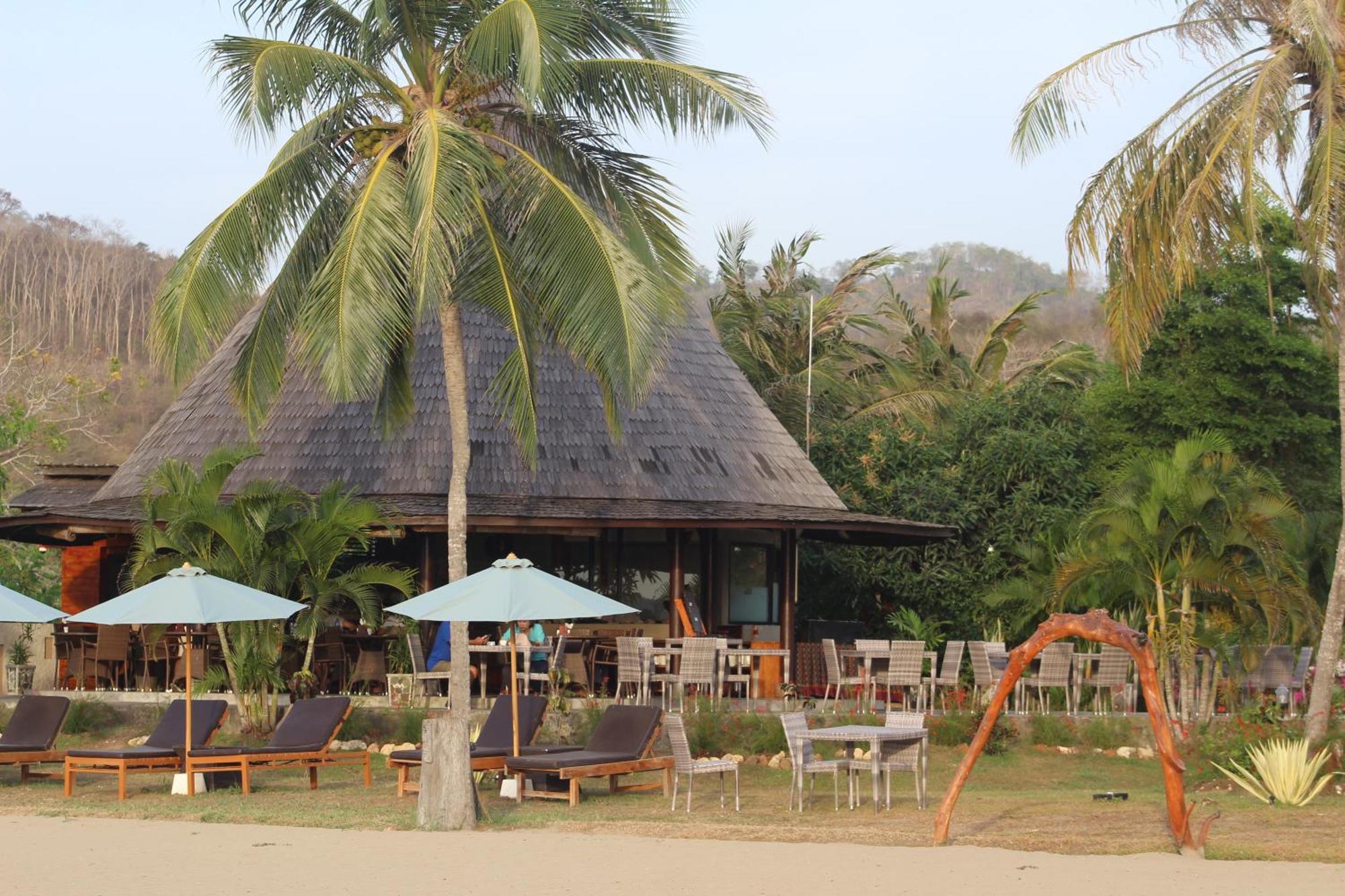 Luwansa Beach Hotel Labuan Bajo Exterior foto